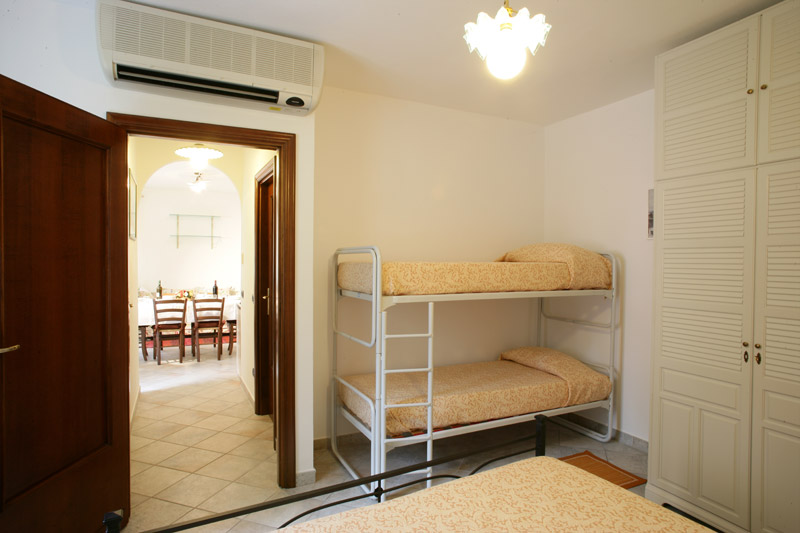 Апартаменты с двуспальной кроватью и двухъярусной кроватью